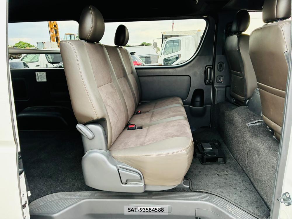 Toyota HIACE VAN 2019-06 8160955-8