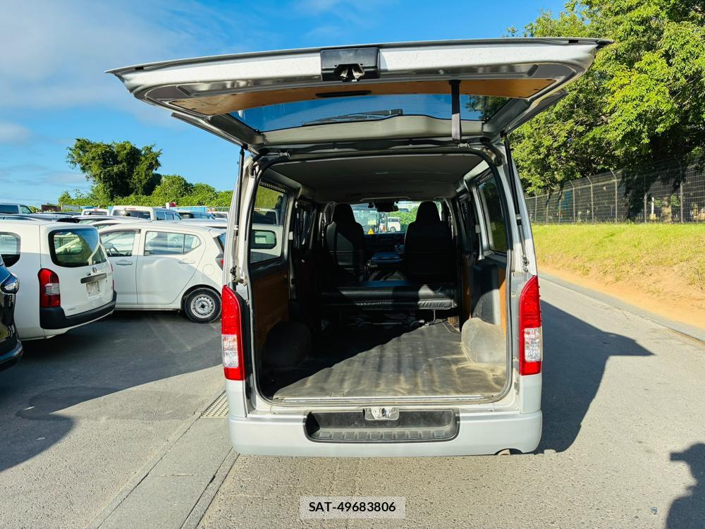 Toyota HIACE VAN 2019-04 8083200-26