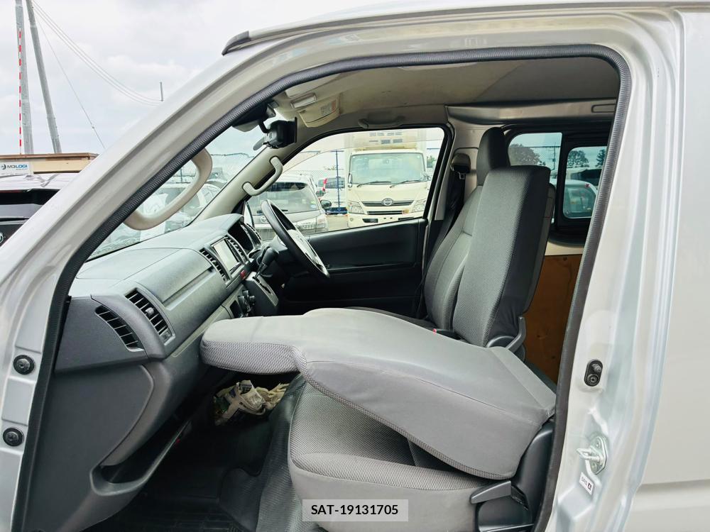 Toyota HIACE VAN 2019-06 8673023-10