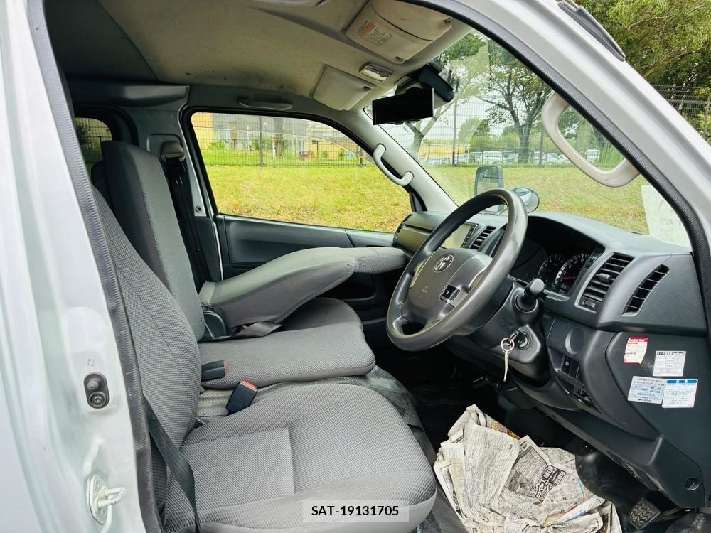 Toyota HIACE VAN 2019-06 8673023-11