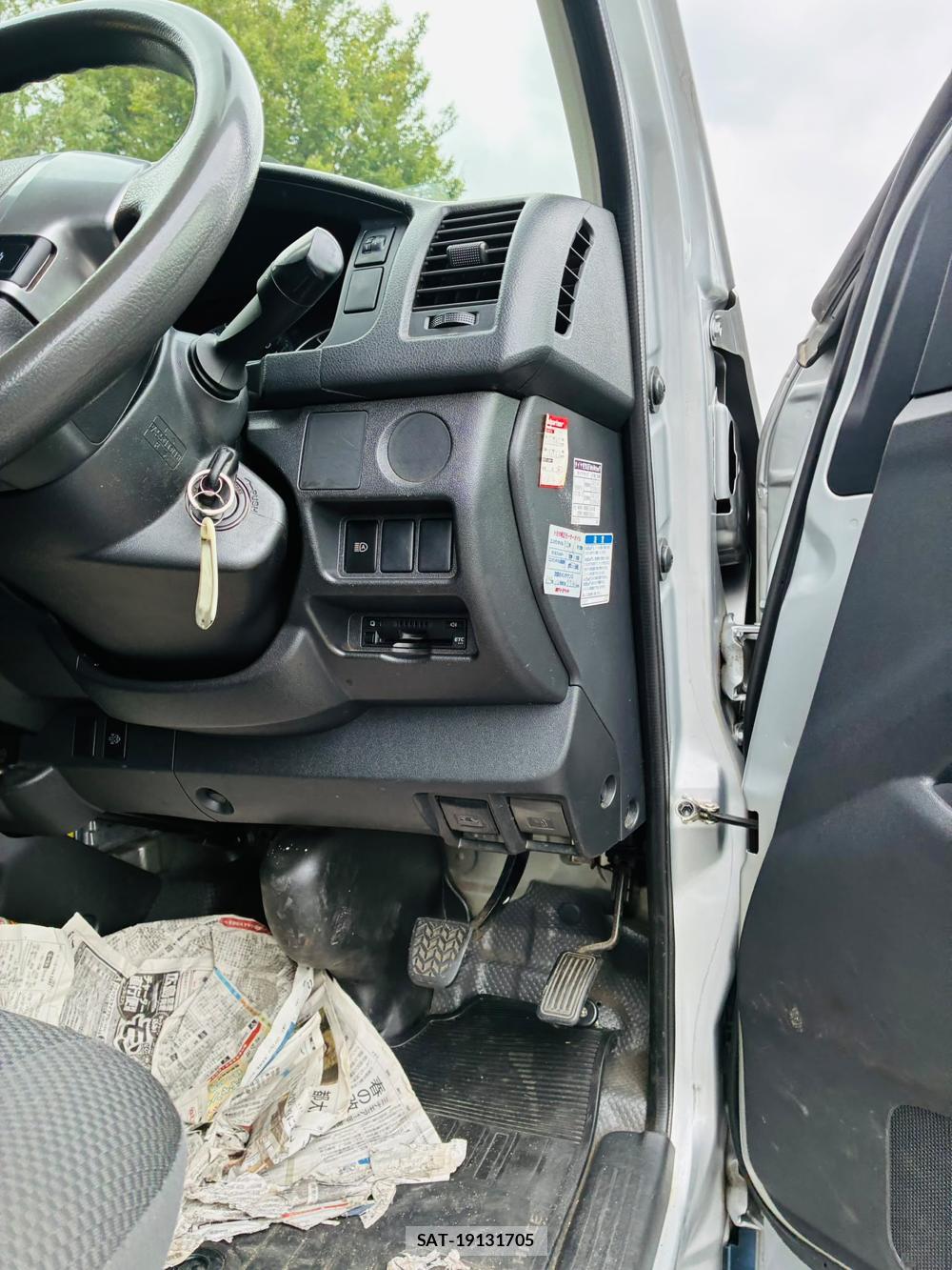 Toyota HIACE VAN 2019-06 8673023-16