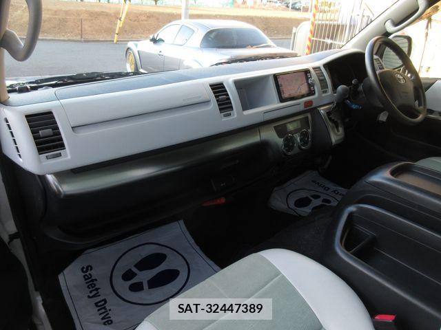 Toyota HIACE WAGON 2010-12 689375-17