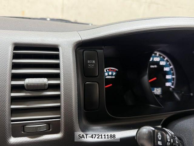 Toyota HIACE WAGON 2013-03 8245372-18