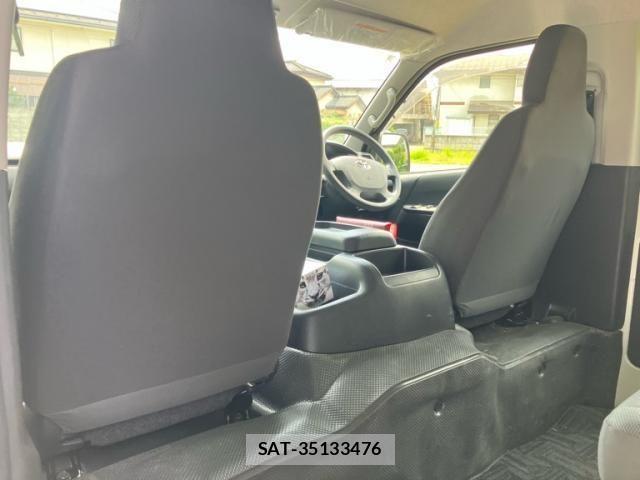 Toyota HIACE WAGON 2017-04 8314714-15