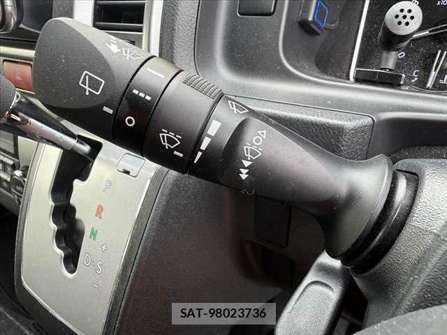 Toyota HIACE WAGON 2025-08 8829317-29