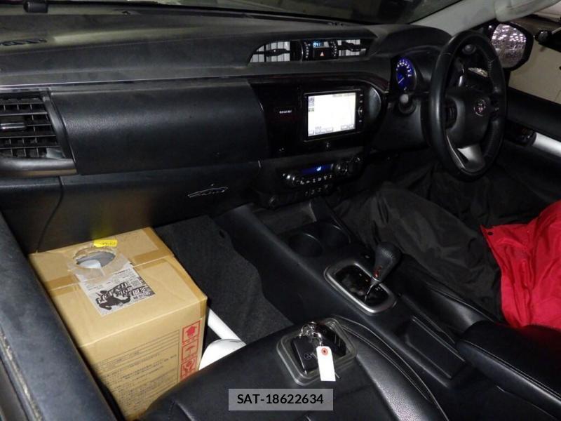 Toyota HILUX 2018--3 829394-5