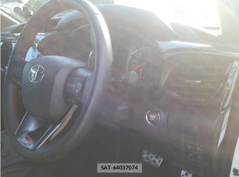 Toyota HILUX 2023-06 1284131-6