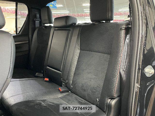 Toyota HILUX 2023-04 7785531-12