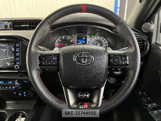Toyota HILUX 2023-04 7785531-13