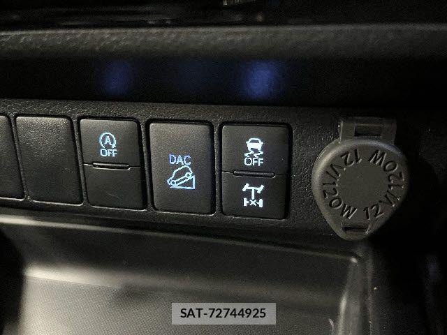 Toyota HILUX 2023-04 7785531-21
