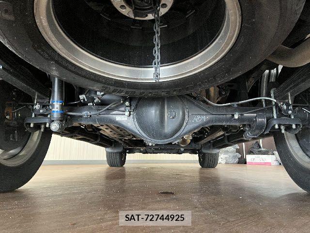 Toyota HILUX 2023-04 7785531-23