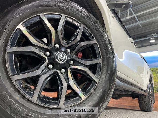 Toyota HILUX 2023-06 6751872-12