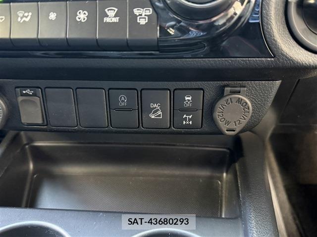Toyota HILUX 2023-09 6906197-11