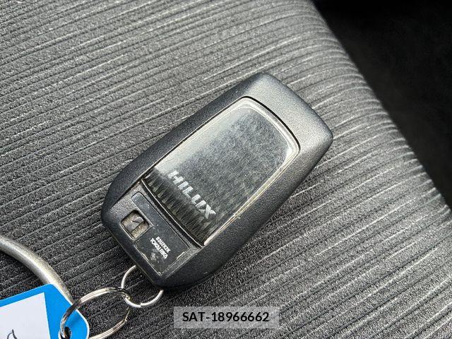Toyota HILUX 2024-04 6906203-9