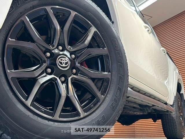 Toyota HILUX 2023-04 6994130-10