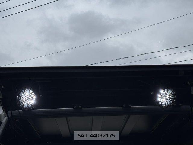 Toyota HILUX 2023-09 7058831-21