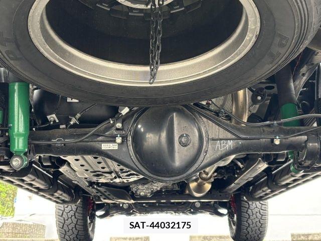 Toyota HILUX 2023-09 7058831-28