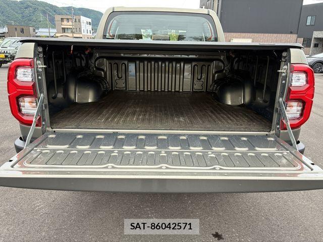 Toyota HILUX 2023-06 7251033-16