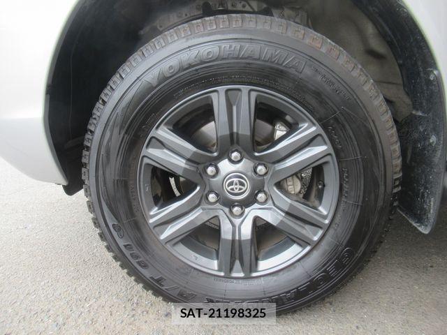 Toyota HILUX 2024-06 7327466-24