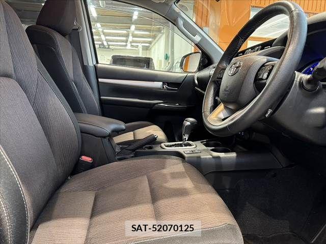 Toyota HILUX 2018-09 7358081-12