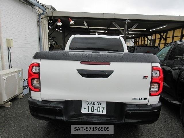 Toyota HILUX 2023-07 7358078-23