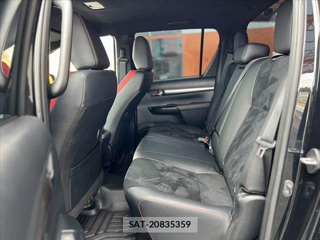 Toyota HILUX 2023-07 7358080-18