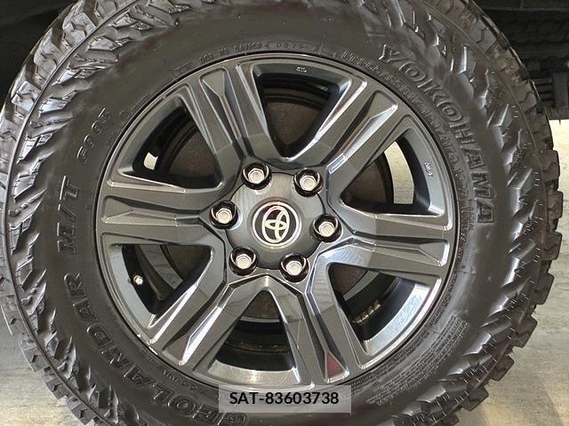 Toyota HILUX 2021-05 7617005-23