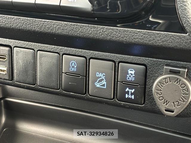 Toyota HILUX 2021-01 7617003-17