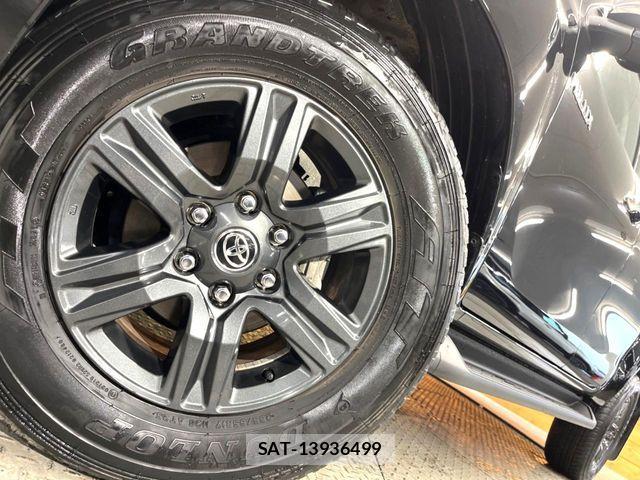 Toyota HILUX 2023-04 7724062-12