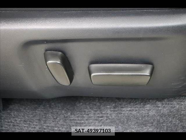 Toyota HILUX 2023-04 7979461-11
