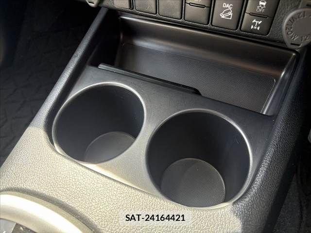 Toyota HILUX 2021-07 8035967-28