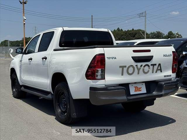 Toyota HILUX 2023-07 8145893-12