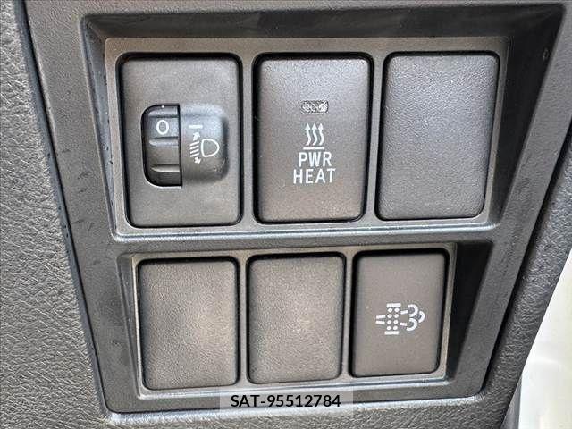 Toyota HILUX 2023-07 8145893-23