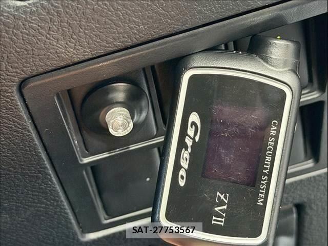 Toyota HILUX 2023-07 8158558-28