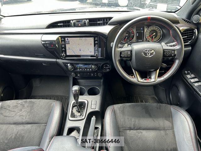 Toyota HILUX 2022-11 8230321-1