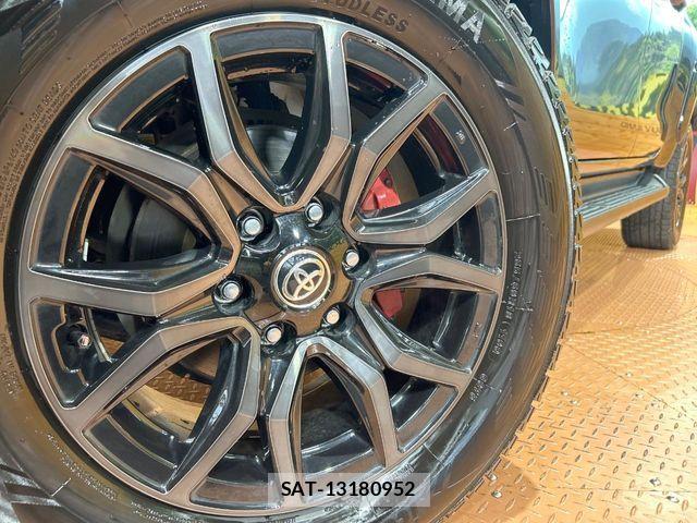 Toyota HILUX 2022-08 8230318-12