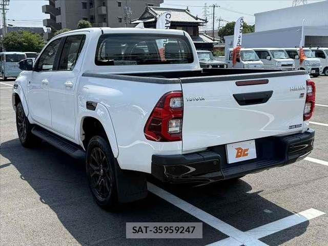 Toyota HILUX 2023-06 8230320-12