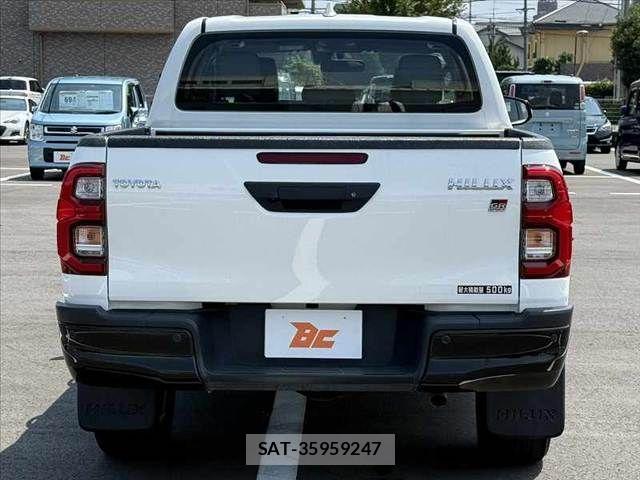 Toyota HILUX 2023-06 8230320-13
