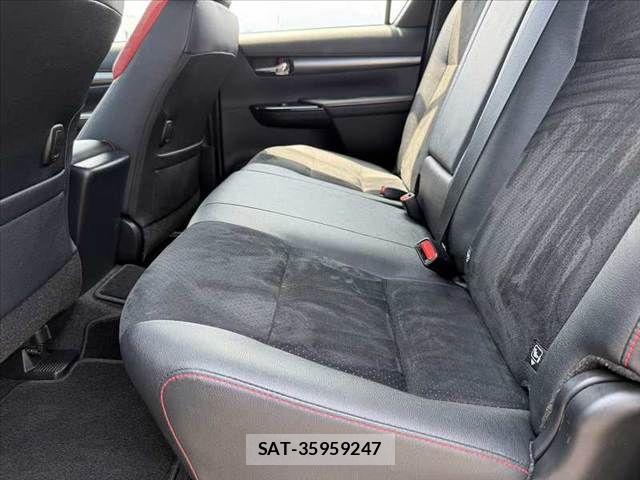Toyota HILUX 2023-06 8230320-18