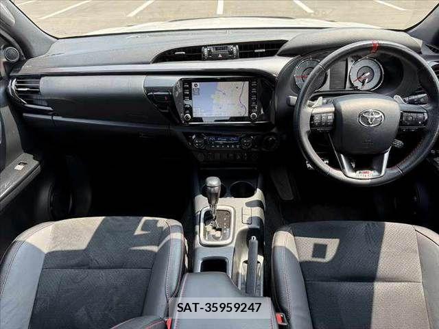 Toyota HILUX 2023-06 8230320-1