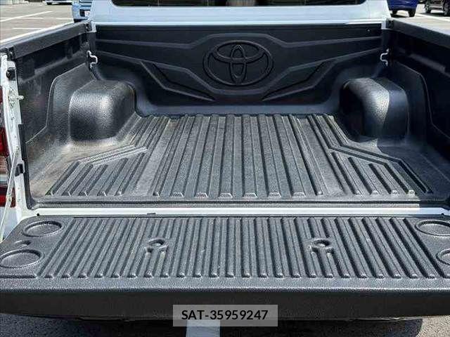 Toyota HILUX 2023-06 8230320-19