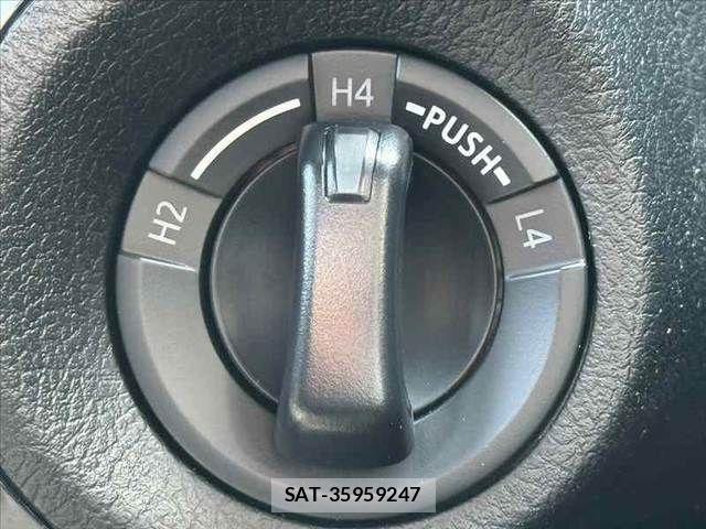 Toyota HILUX 2023-06 8230320-5
