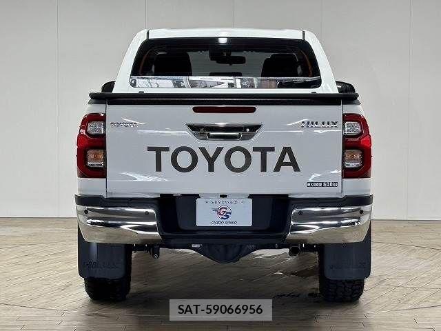 Toyota HILUX 2022-07 8245414-15