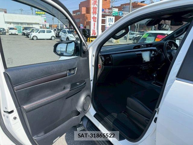 Toyota HILUX 2022-03 8412812-13