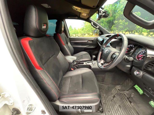 Toyota HILUX 2021-11 8742678-11