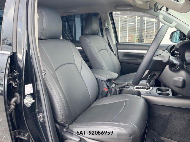 Toyota HILUX 2023-02 8742681-11