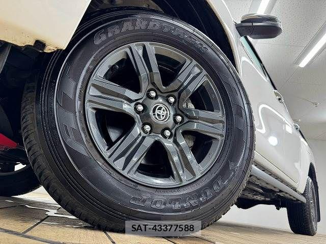 Toyota HILUX 2023-08 8796181-18