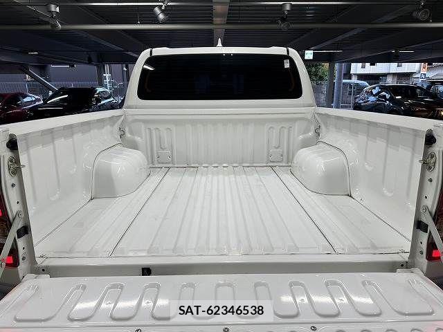 Toyota HILUX 2022-08 8796177-12
