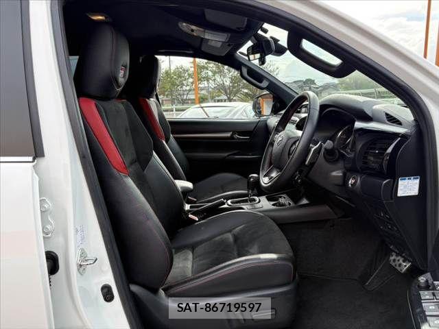Toyota HILUX 2023-03 8829392-15