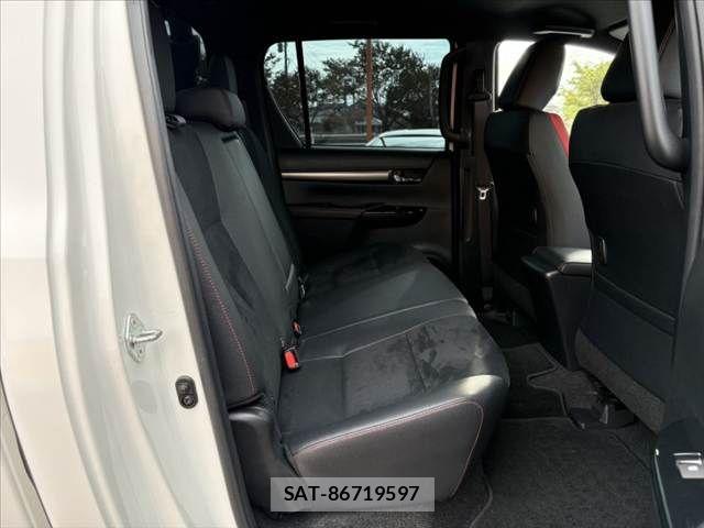 Toyota HILUX 2023-03 8829392-17